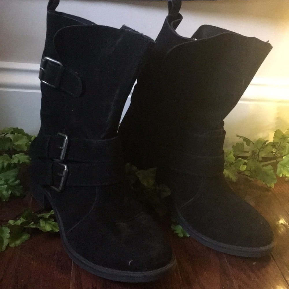 Black boots with buckles